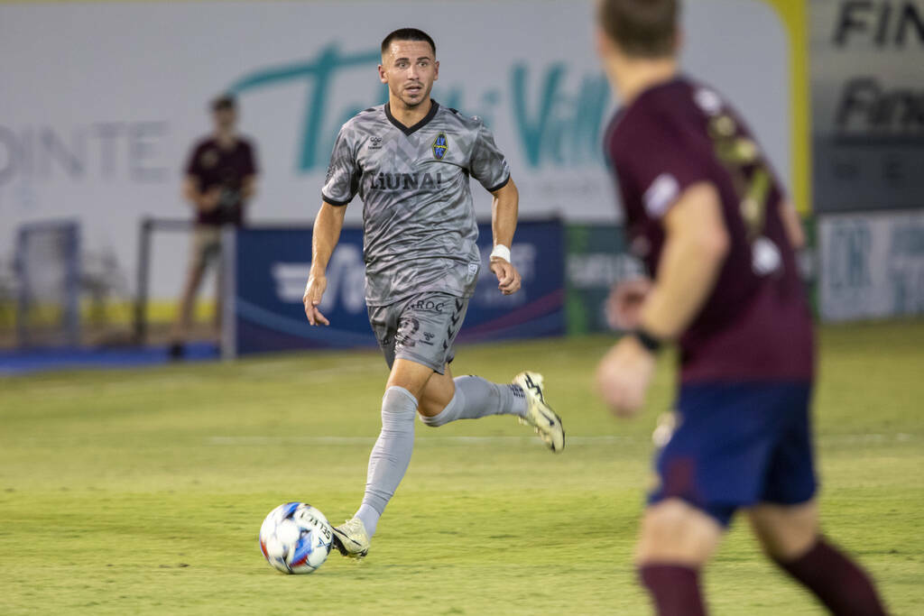 El defensa de Las Vegas Lights FC Joe Hafferty (22) compite durante un partido de fútbol de la ...