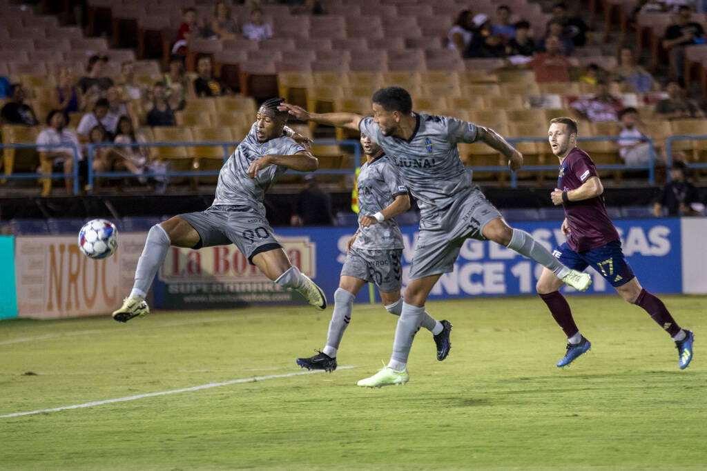 El delantero de Las Vegas Lights FC Khori Bennett (90) patea el balón hacia la portería, anot ...