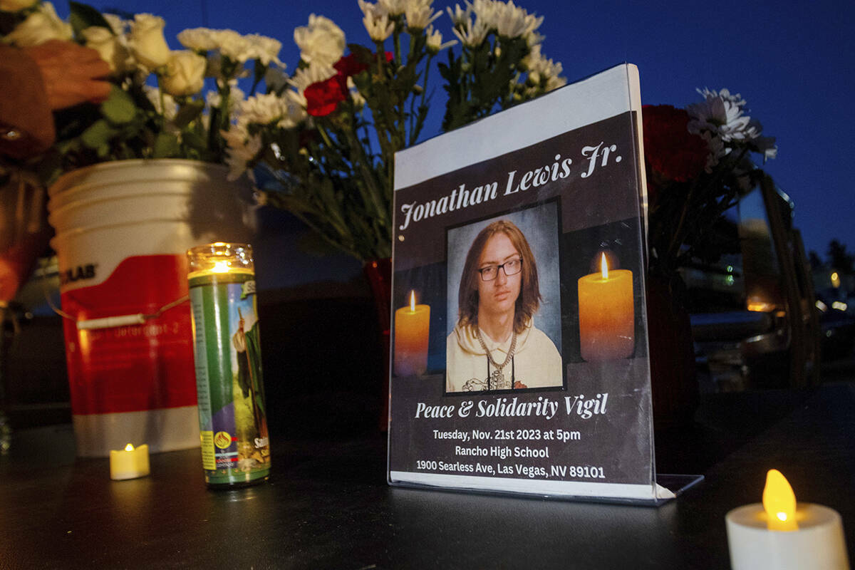 Altar en memoria de Jonathan Lewis Jr. que fue instalado en un callejón cerca de Rancho High S ...