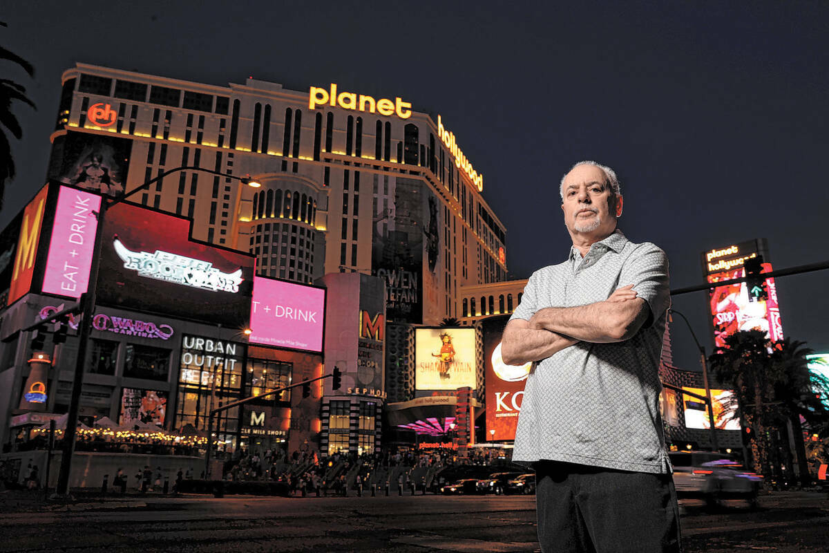 Jeff German, presentador de Mobbed Up, con Planet Hollywood (antiguo Aladdin) en el Strip de La ...