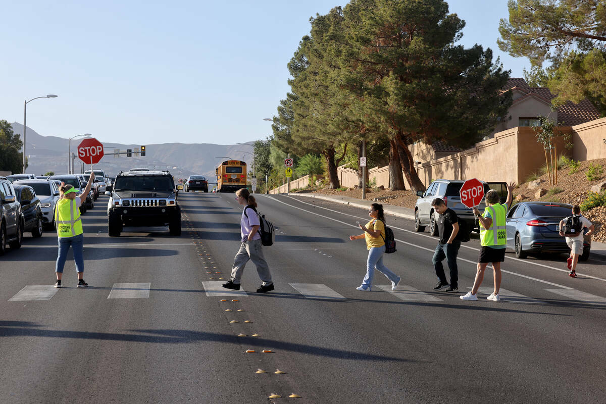 Las guardias de cruce Sonja Castleman, izquierda, y Cindy Branby ayudan a los estudiantes a cru ...