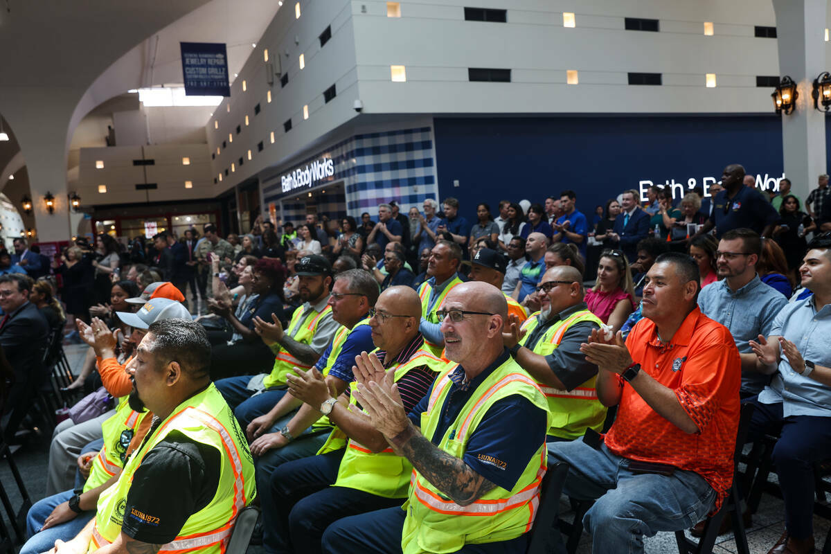 El público aplaude en el acto de inauguración del proyecto de Transporte Rápido en Autobuses ...