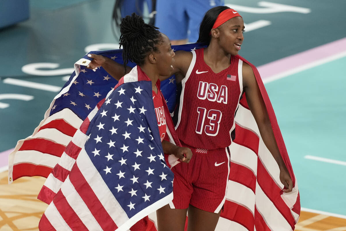 Jackie Young y Chelsea Gray celebran después de partido de básquetbol femenil por la medalla ...