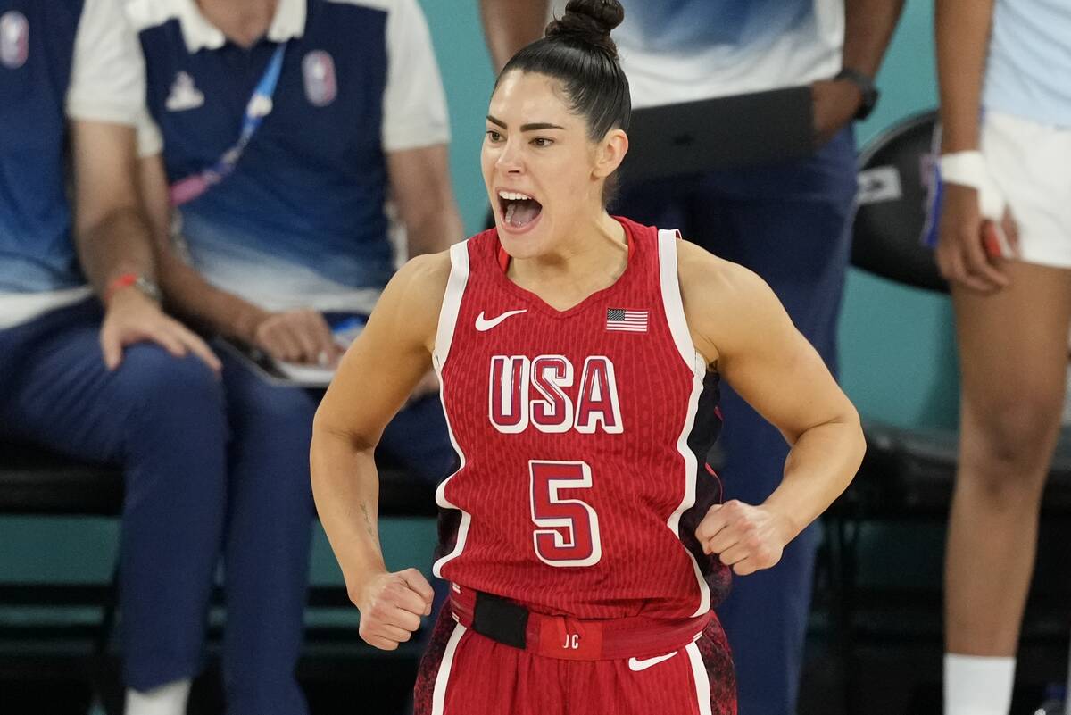 Kelsey Plum reacciona después de un triple durante un partido de baloncesto femenino por la me ...