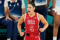 Kelsey Plum reacciona después de un triple durante un partido de baloncesto femenino por la me ...