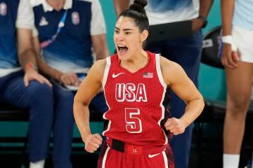 Kelsey Plum reacciona después de un triple durante un partido de baloncesto femenino por la me ...