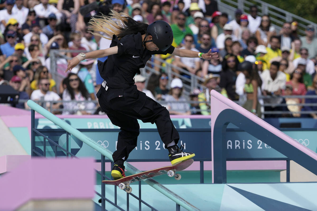 Liz Akama, de Japón, compite en la final de patinaje callejero femenil en los Juegos Olímpico ...