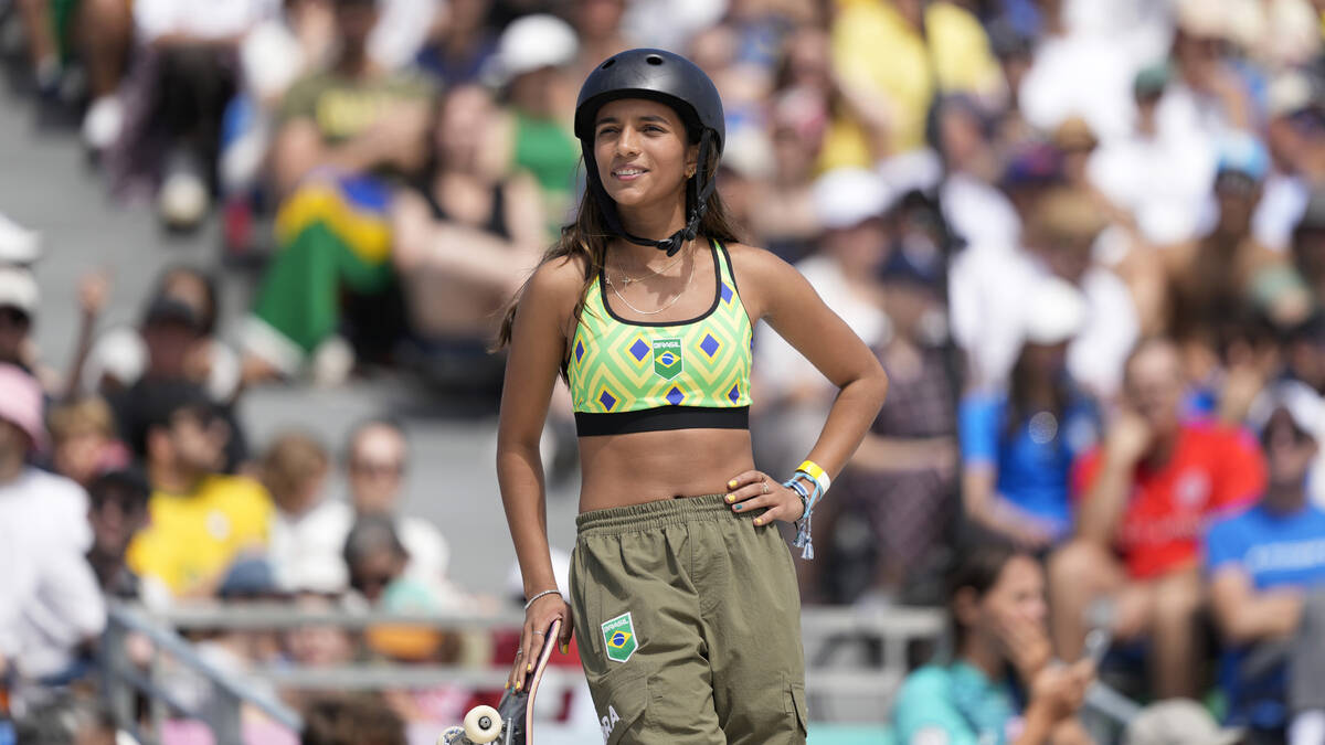 Rayssa Leal, de Brasil, espera competir durante las preliminares de patinaje callejero femenino ...