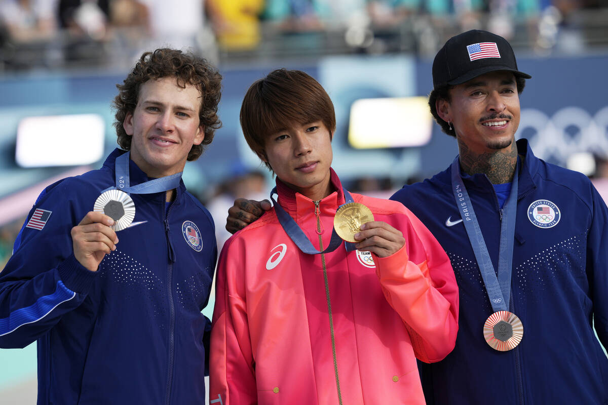 El medallista de oro Yuto Horigome, de Japón (centro), posa con el medallista de plata Jagger ...