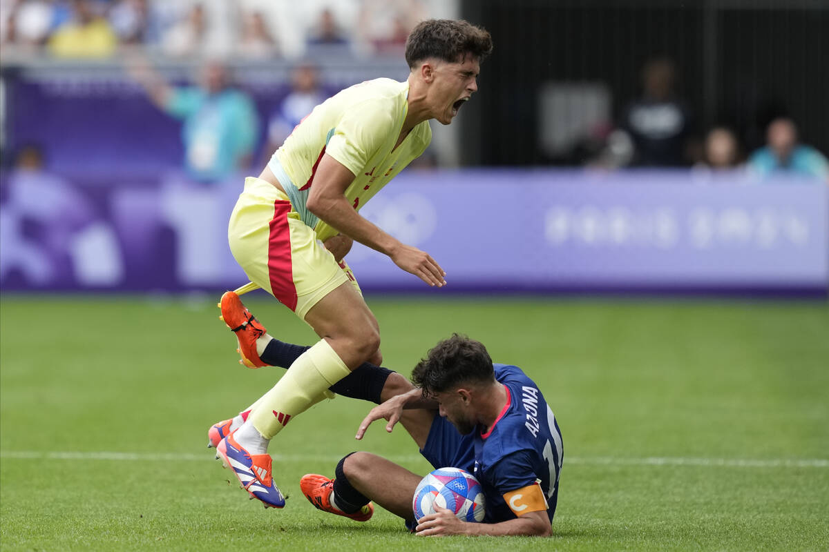 Edison Azcona hace falta al español Pau Cubarsí Durante el partido de fútbol masculino del G ...