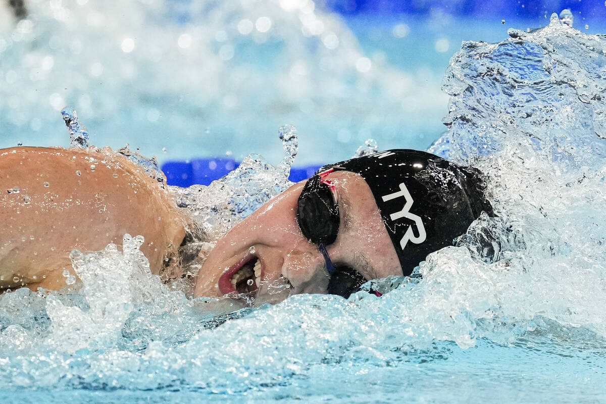 Claire Weinstein, de Estados Unidos, compite en la semifinal femenina de 200 metros estilo libr ...