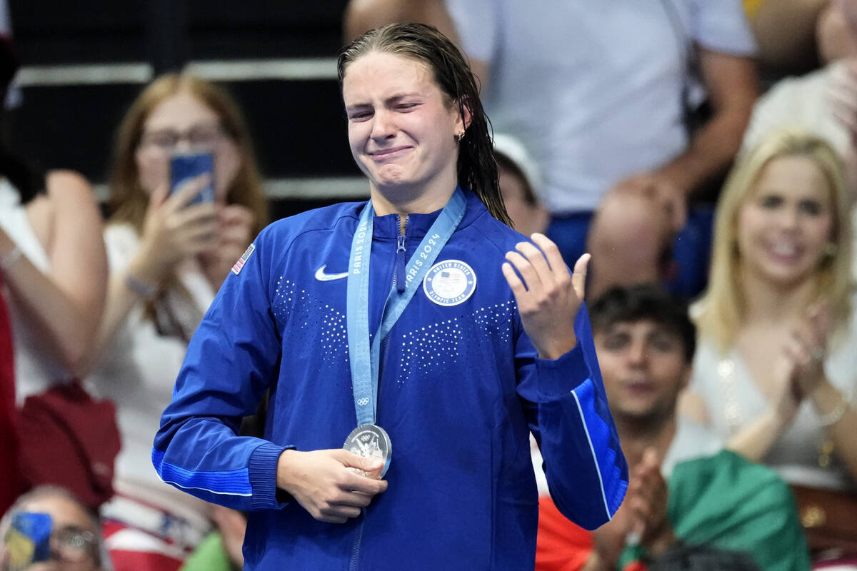 La medallista de plata Katie Grimes, de Estados Unidos, reacciona en el podio tras la final com ...