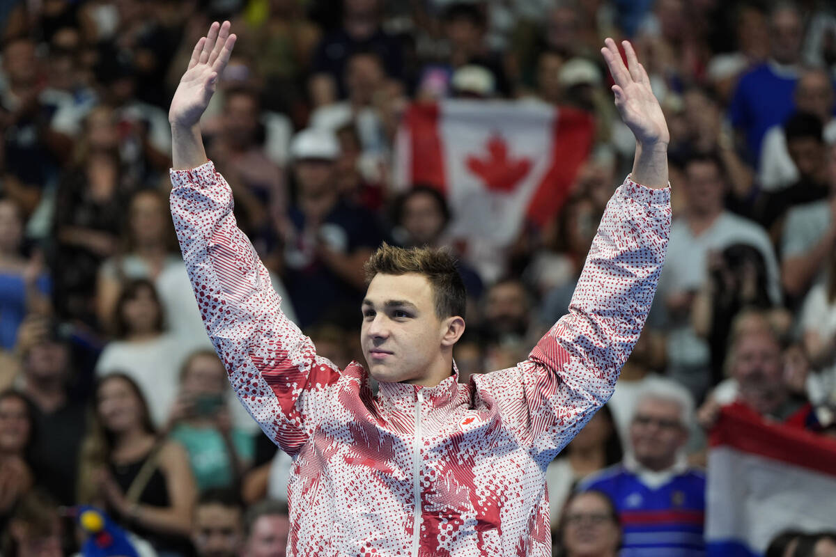 Ilya Kharun, de Canadá, sube al podio para recibir su medalla de bronce tras la final masculin ...