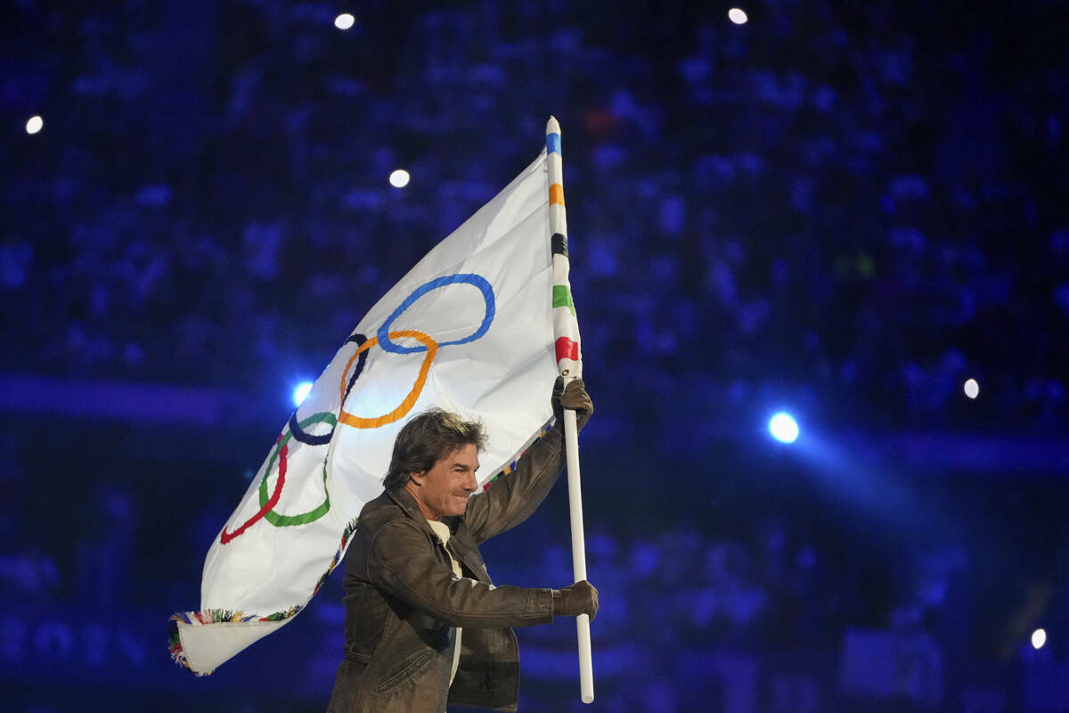 Tom Cruise lleva la bandera olímpica durante la ceremonia de clausura de los Juegos Olímpicos ...