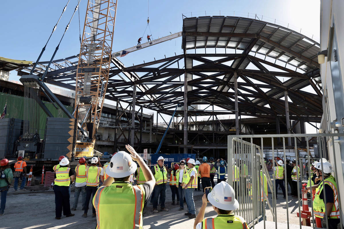 Trabajadores de la construcción e invitados participan en la ceremonia de remate de la renovac ...