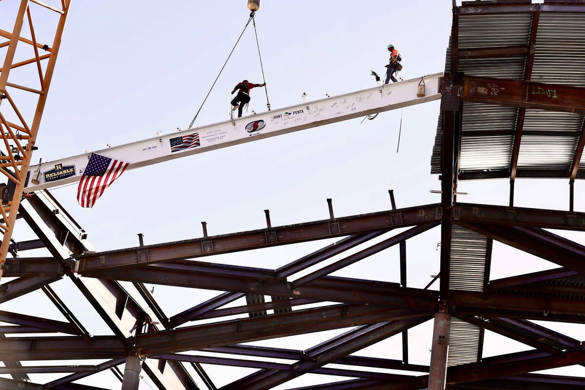 Trabajadores de la construcción participan en la ceremonia de remate de la renovación de los ...