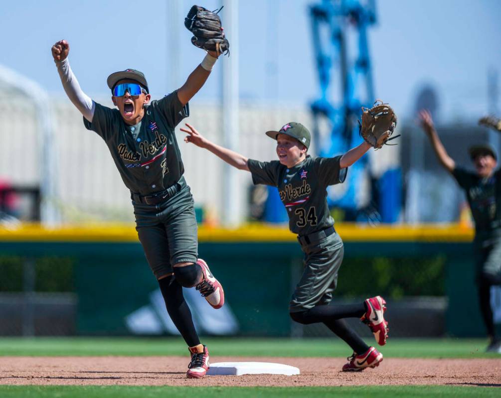 El infielder de Nevada Russell McGee (2) hace el último out en la segunda base y celebra con e ...