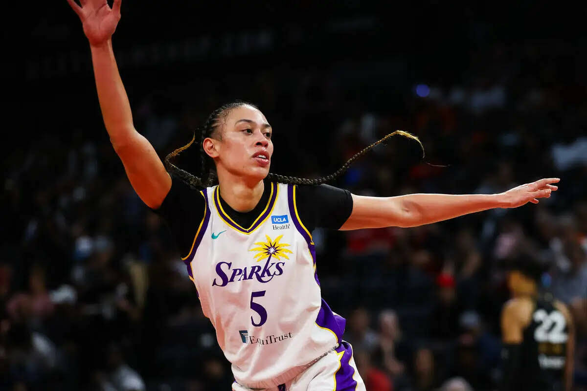 La alero de Los Angeles Sparks, Dearica Hamby (5), exjugadora de las Aces, levanta las manos en ...