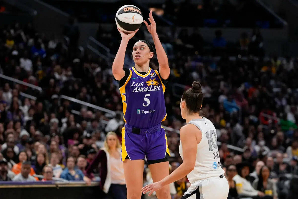 La alero de Los Angeles Sparks, Dearica Hamby (5), lanza el balón contra la guardia de Las Veg ...