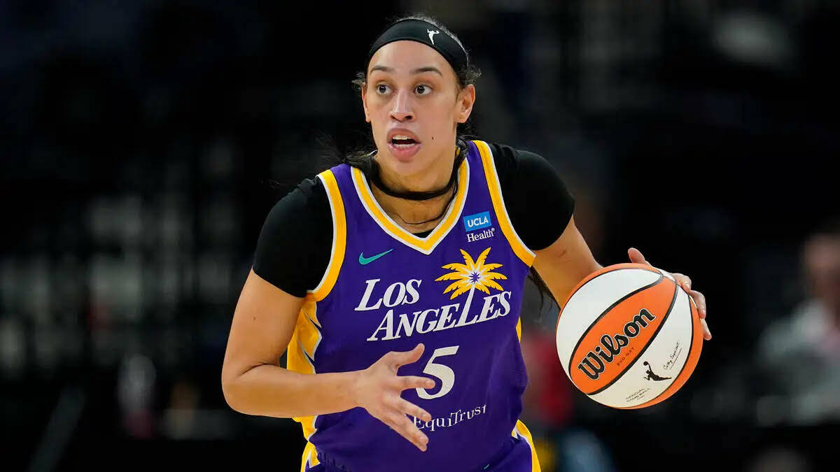 ARCHIVO - La alero de Los Angeles Sparks, Dearica Hamby, dribla el balón durante la primera mi ...