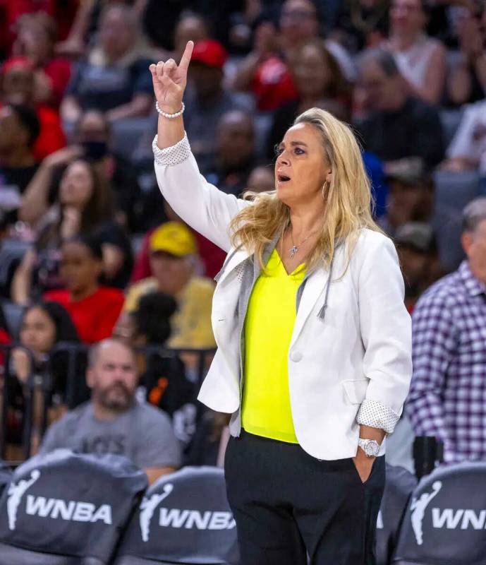 La entrenadora de los Aces, Becky Hammon, da indicaciones a sus jugadoras contra Phoenix Mercur ...