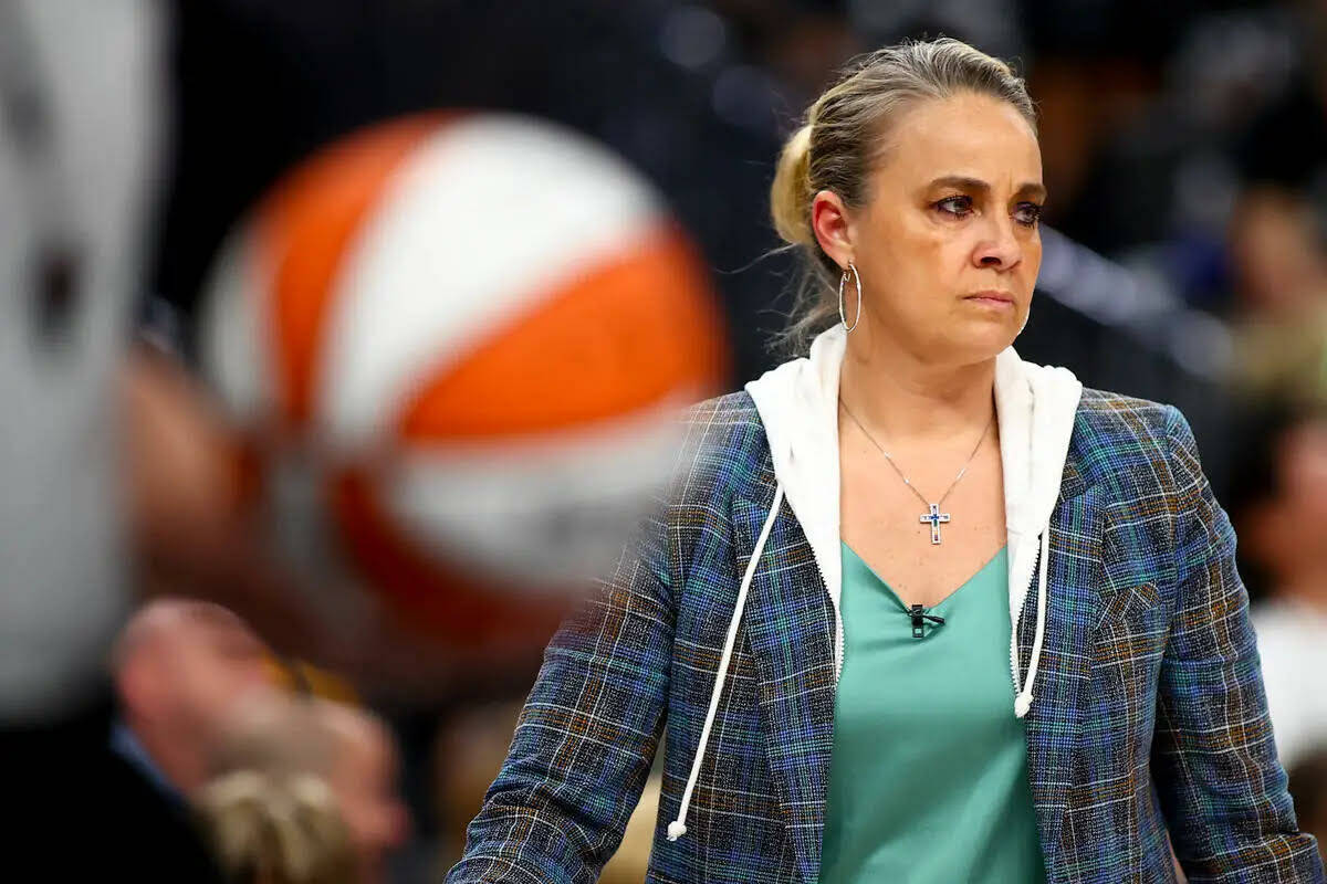 La entrenadora de Las Vegas Aces, Becky Hammon, camina hacia un time out durante la segunda mit ...