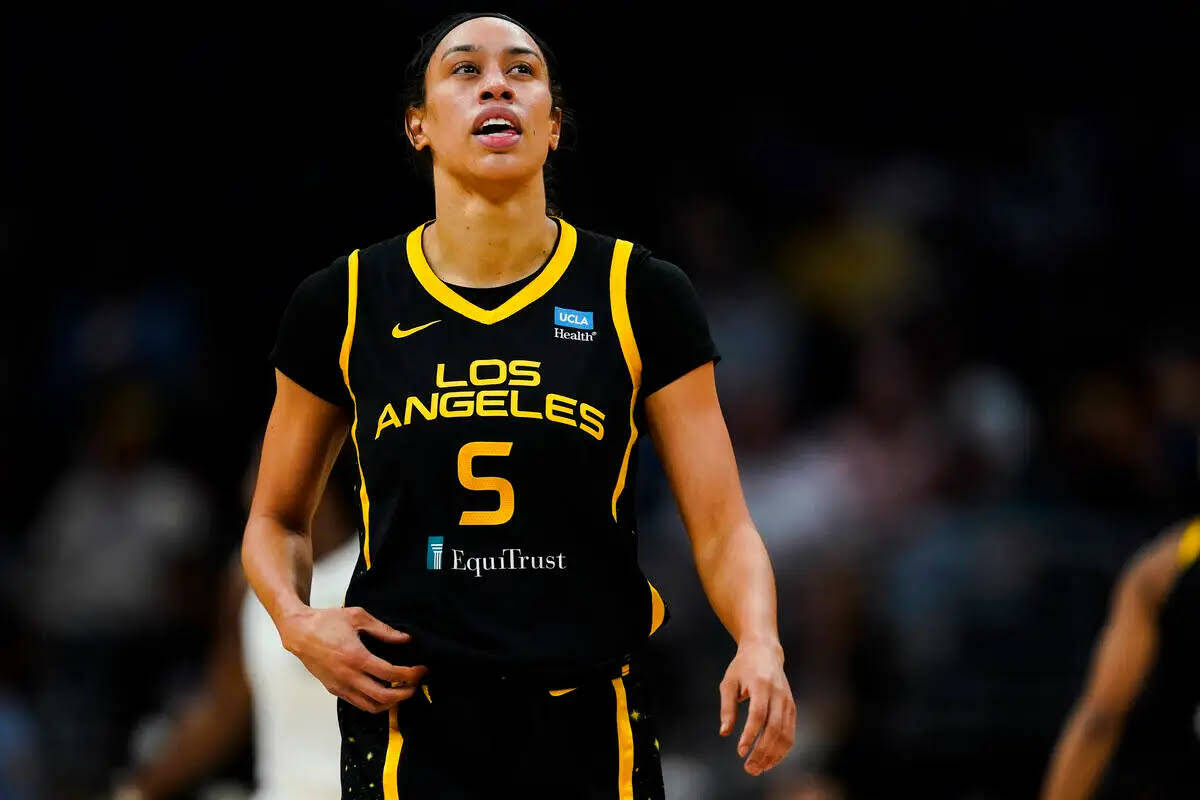 La alero de Los Angeles Sparks, Dearica Hamby (5), reacciona contra Las Vegas Aces durante la p ...