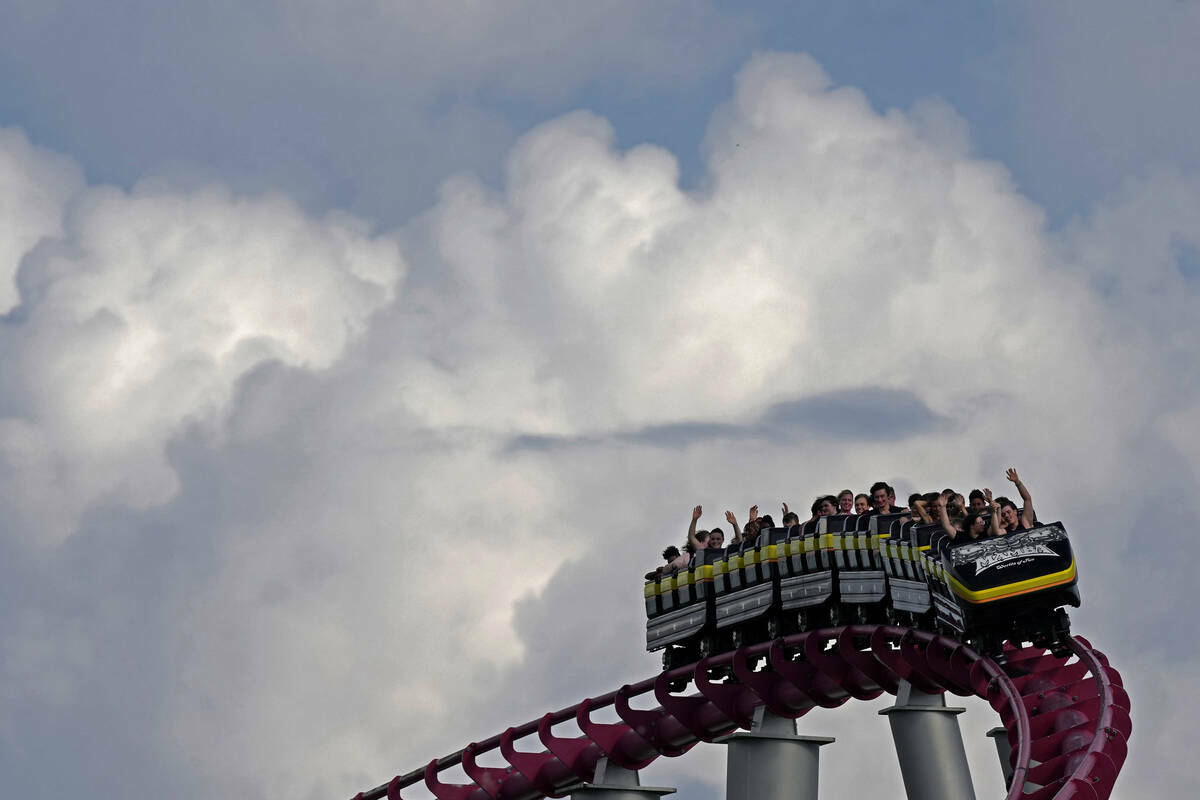 ARCHIVO - Un grupo de personas viaja en la montaña rusa Mamba en el parque temático Worlds of ...