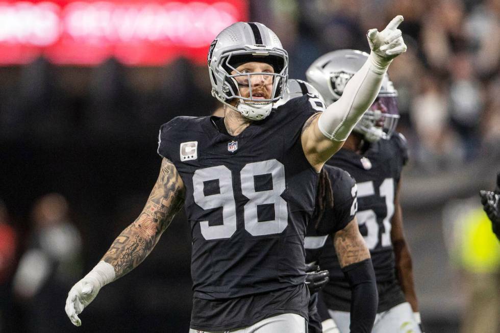 El defensive end de los Raiders Maxx Crosby (98) señala el balón de los Raiders tras una pér ...