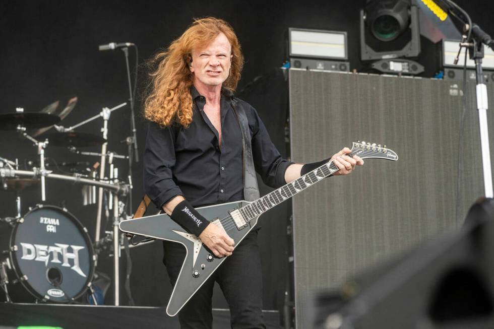 Dave Mustaine de Megadeth se presenta durante el Festival de Música Louder Than Life, el viern ...