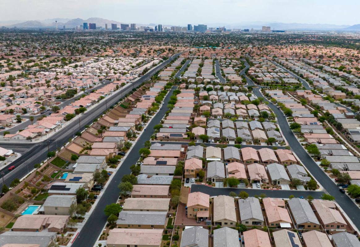 Una foto aérea muestra casas cerca de Buffalo Drive, el jueves 15 de junio de 2023, en Las Veg ...