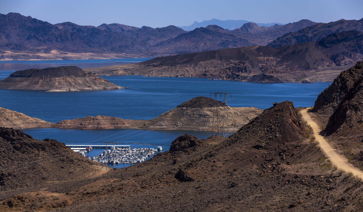 El Lake Mead Marina a la vista desde el Hoover Dam Lodge Trailhead dentro del Área Recreativa ...