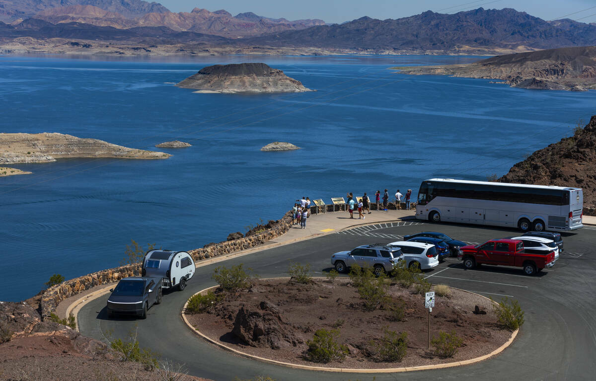 Un autobús turístico deja a pasajeros para ver el lago Mead desde el Lakeview Overlook, el ju ...