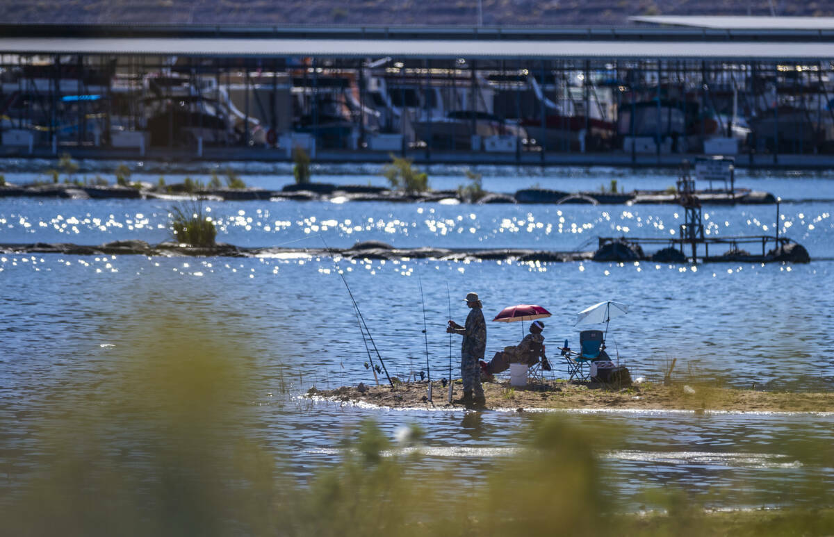 Hombres pescan en la orilla cerca del embarcadero de Hemenway Harbor en el lago Mead, el jueves ...