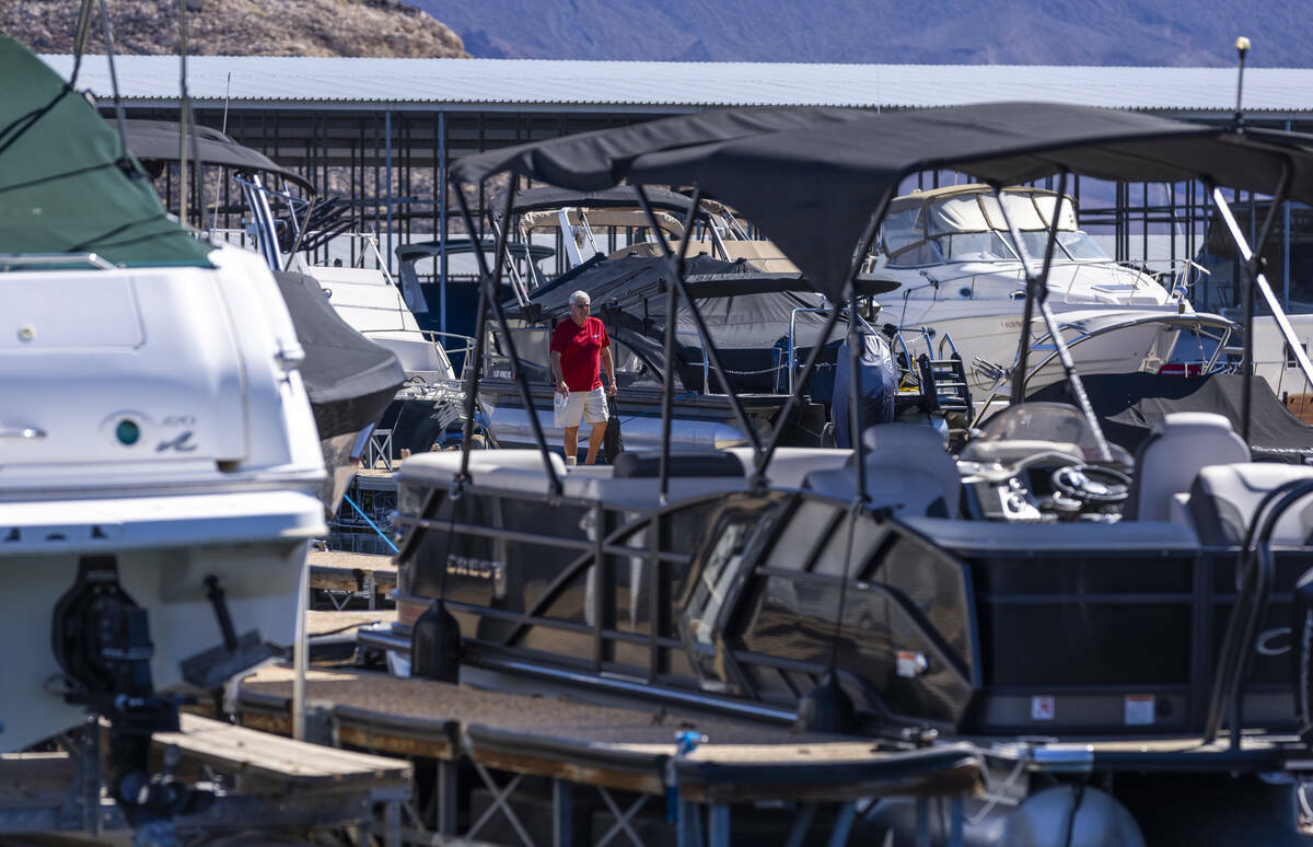 Un hombre camina por los muelles de Lake Mead Marina, el jueves 15 de agosto de 2024, cerca de ...