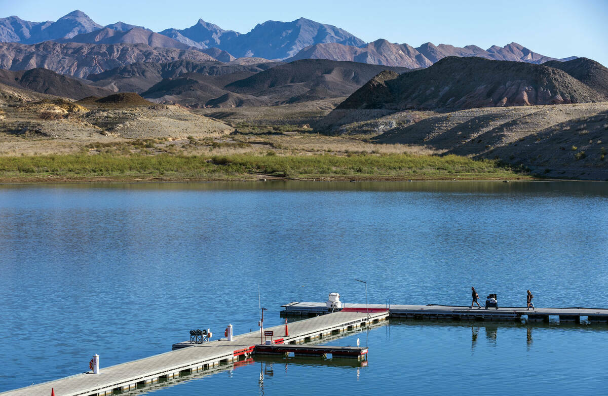 Visitantes salen de Callville Bay Marina en el lago Mead, el jueves 15 de agosto de 2024, cerca ...