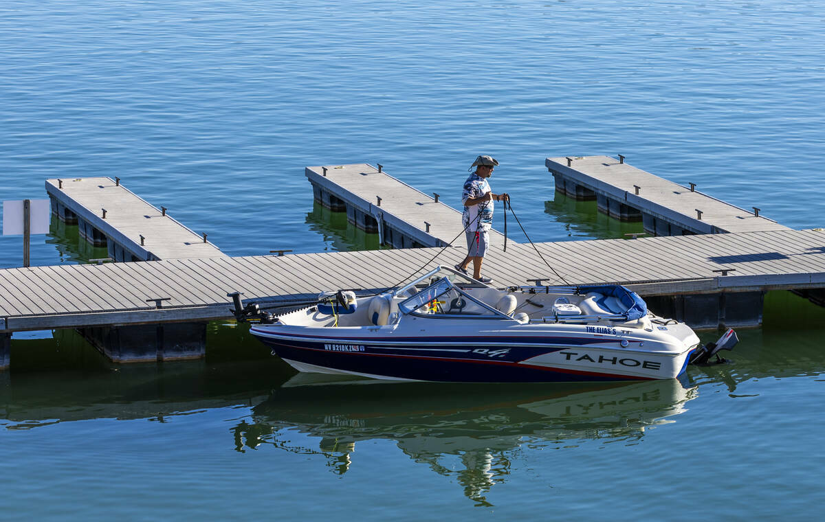 Un navegante espera para zarpar después de botar en Callville Bay Marina en el lago Mead, el ...