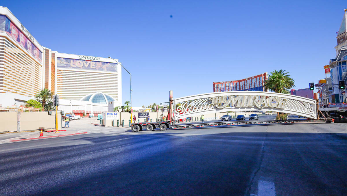 El letrero de The Mirage que adornó la entrada del resort durante 34 años es retirado para tr ...