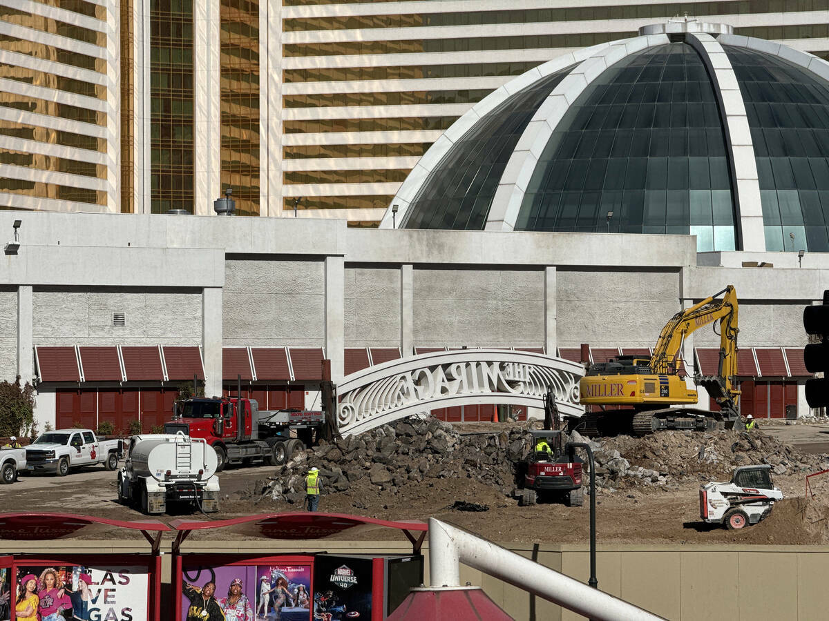 El letrero de The Mirage es retirado de la propiedad en Las Vegas Boulevard, el miércoles 14 d ...