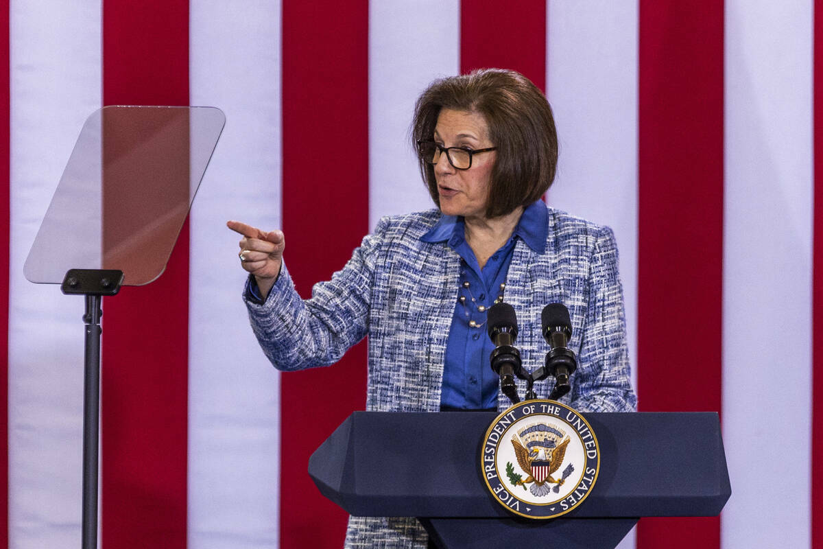 La senadora Catherine Cortez Masto, demócrata de Nevada, habla durante un mitin de la vicepres ...