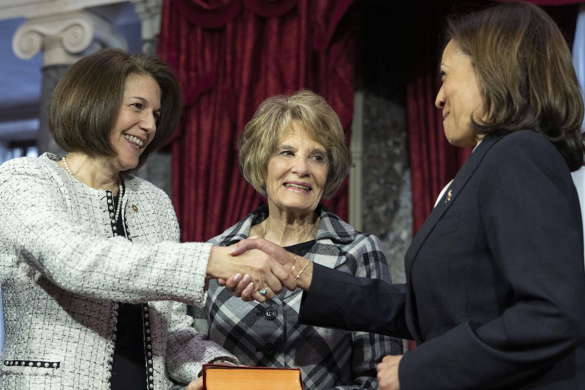 La vicepresidenta Kamala Harris (derecha) participa en una ceremonia de juramento de la senador ...