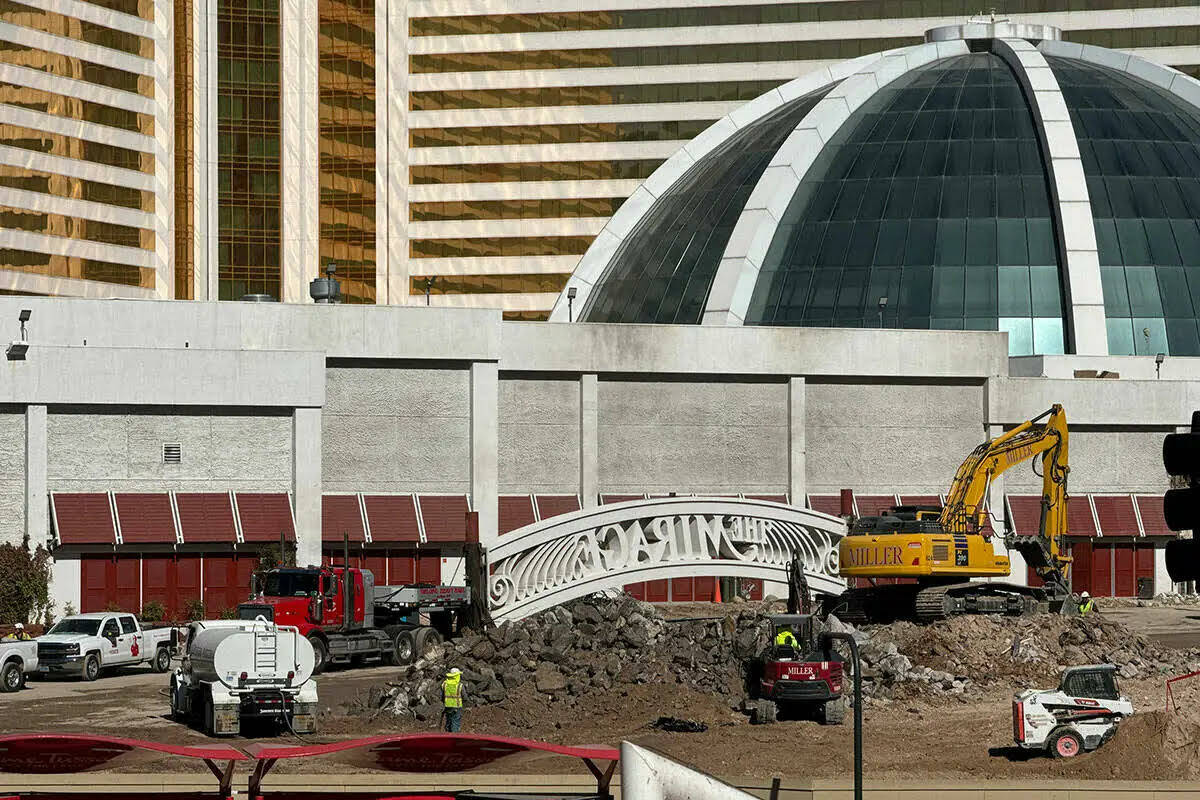 El letrero de The Mirage fue retirado de la propiedad en Las Vegas Boulevard el miércoles 14 d ...