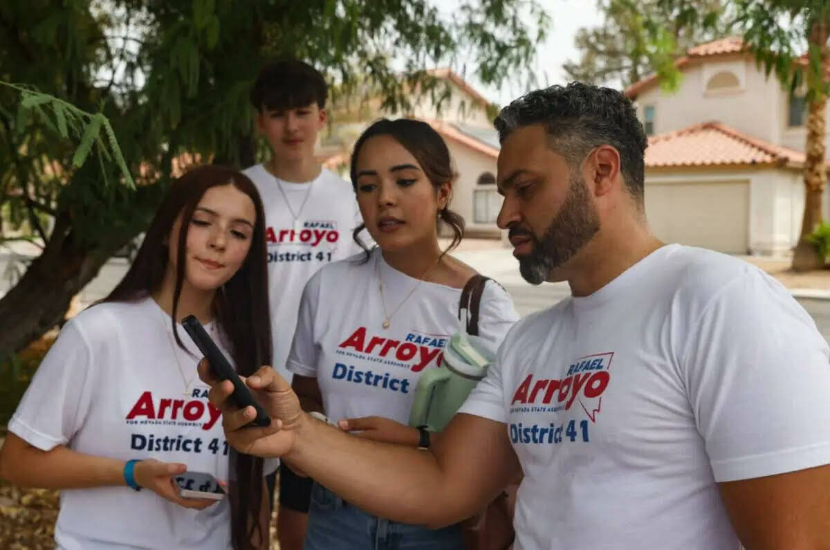 Rafael Arroyo, candidato republicano a la Asamblea Estatal de Nevada por el Distrito 41, muestr ...