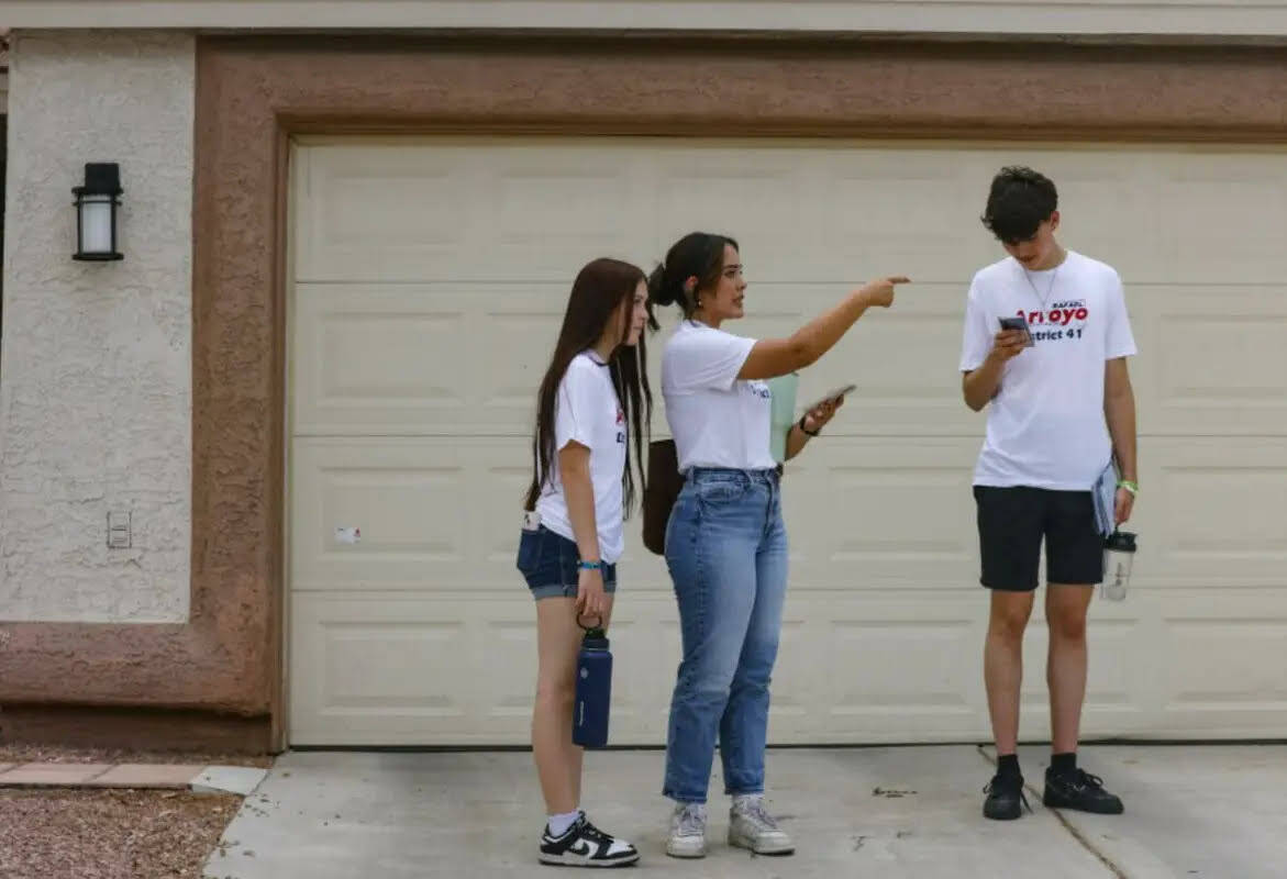 Los voluntarios Zaira Babcock, de 14 años, su hermana Zoe Babcock, de 17, y Max Maroe, de 18, ...