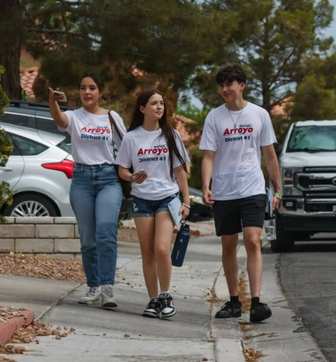 La voluntaria principal Zoe Babcock, de 17 años; su hermana Zaira Babcock, de 14; y Max Maroe, ...