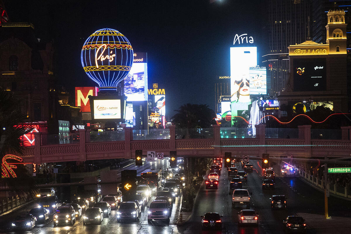 Atascos de tráfico en el Strip, cerca de Bally's y el hotel-casino Bellagio, el 10 de julio de ...