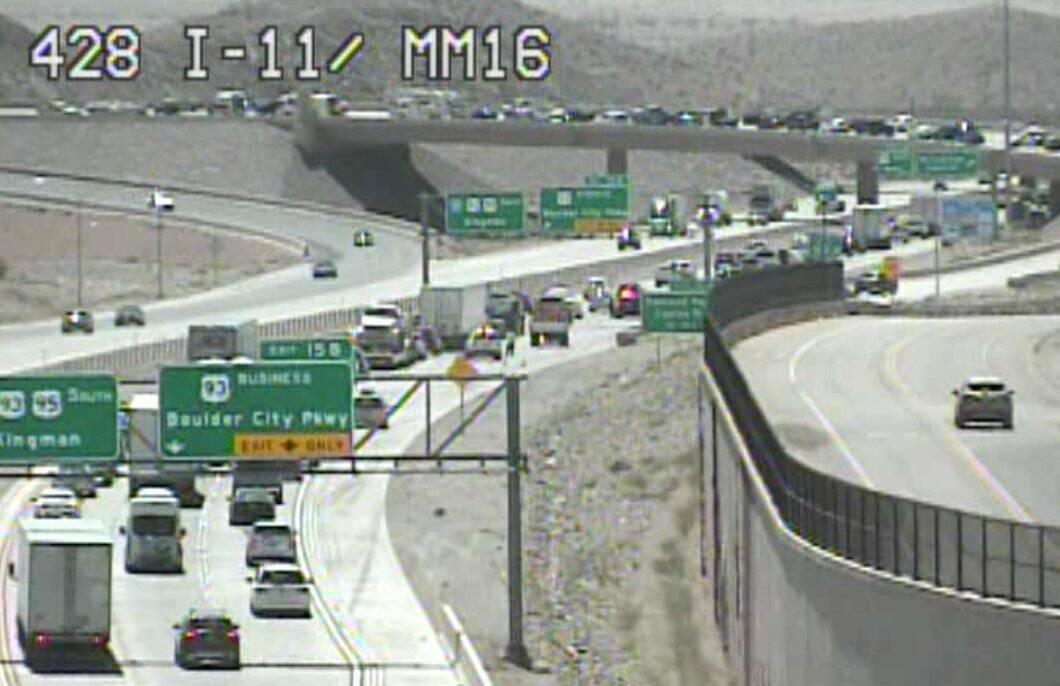 El tránsito hacia el sur en la Interstate 11 está congestionado cerca de Boulder City, el vie ...