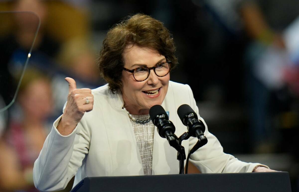 La senadora Jacky Rosen, demócrata de Nevada, habla en un acto de campaña de la candidata dem ...