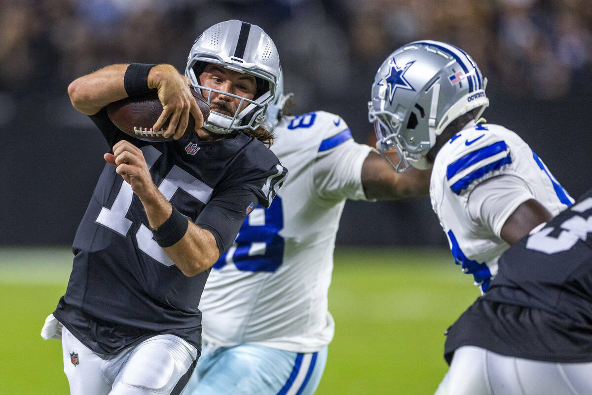 El quarterback de los Raiders Gardner Minshew (15) busca yardas por tierra contra la defensa de ...