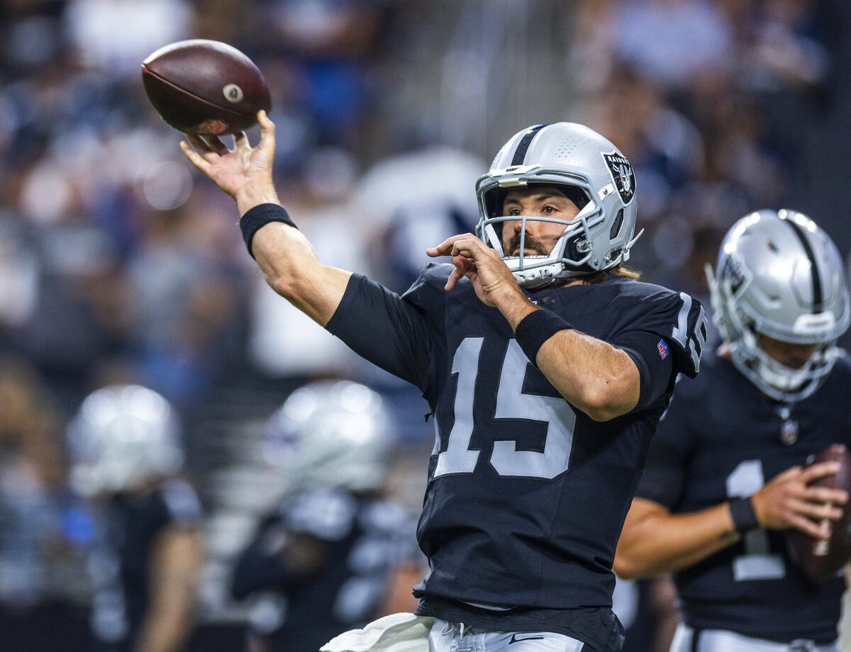 El quarterback de los Raiders Gardner Minshew (15) lanza un pase durante el calentamiento antes ...